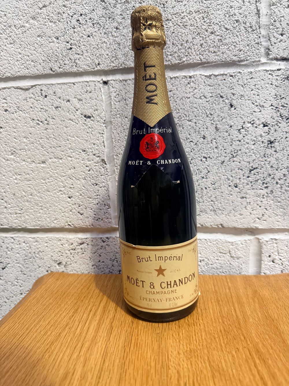 Lot 353: Moet & Chandon Brut Imperial Champagne