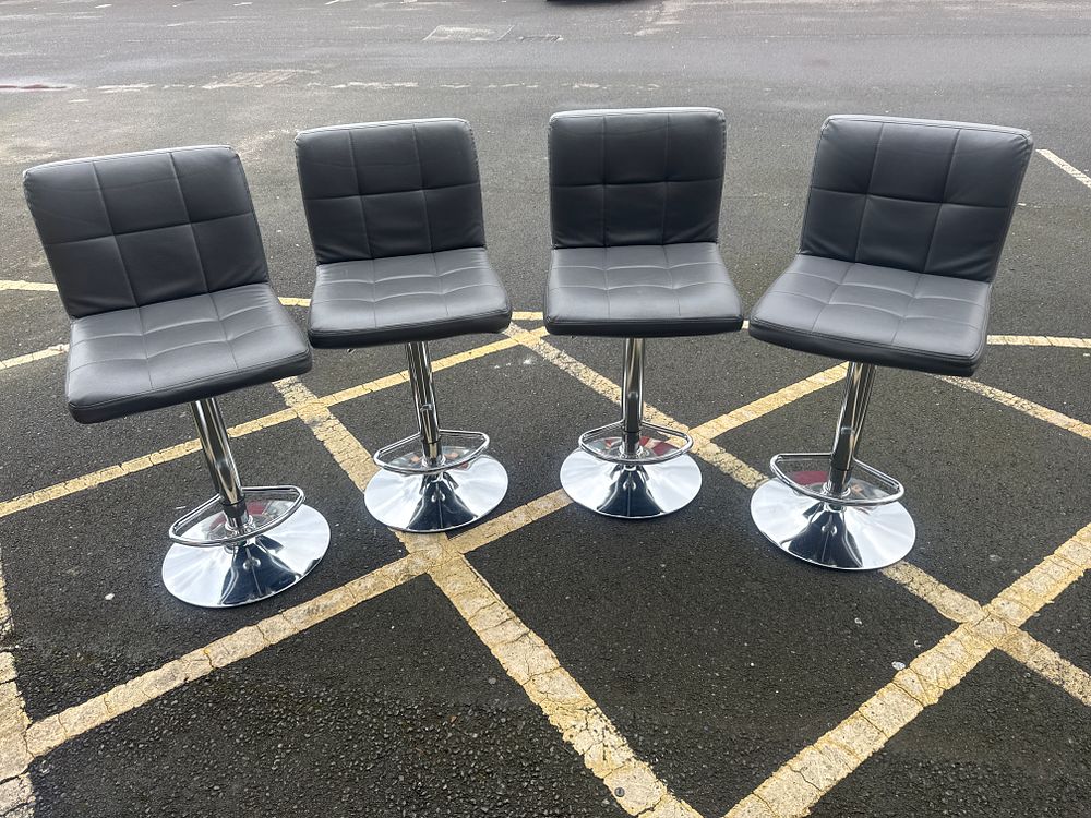Lot 416: A Set of Yaheetech Adjustable Swivel Barstools