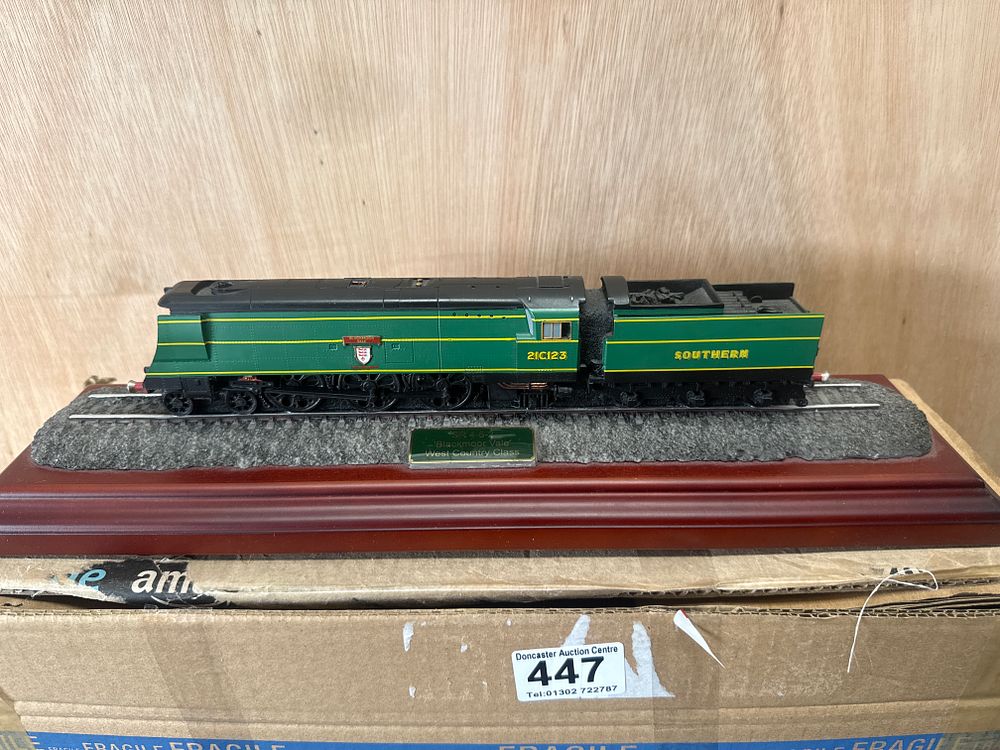 Lot 447: Hornby R2219 Southern Railway West Country Class 4-6-2 Blackmoor Vale 21C123 on 15 Inch Base