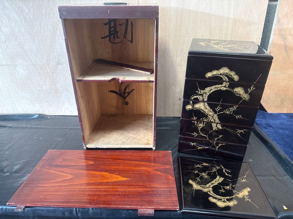 Lot 473: A Meiji Era Japanese Gold Maki-e Lacquer Jubako Stacking Food Box Set and Carrying Case