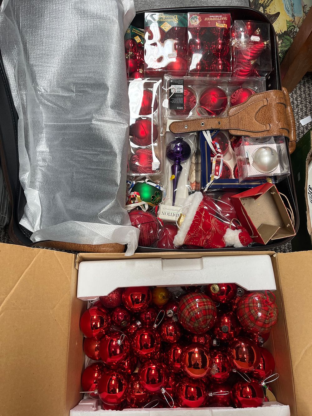 Lot 487: A Collection of Contemporary Christmas Tree Ornaments and Holiday Decorations