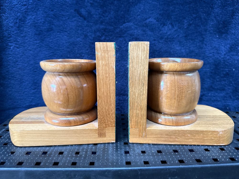Lot 540: A Pair of Modernist Turned Wood Bookends