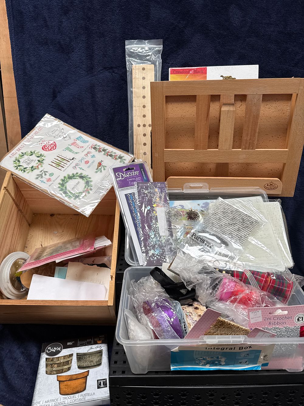 Lot 563: A Collection of Art and Craft Supplies including a Royal & Langnickel Table Easel