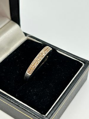 A silver multi-row eternity band ring set with champagne-coloured stones