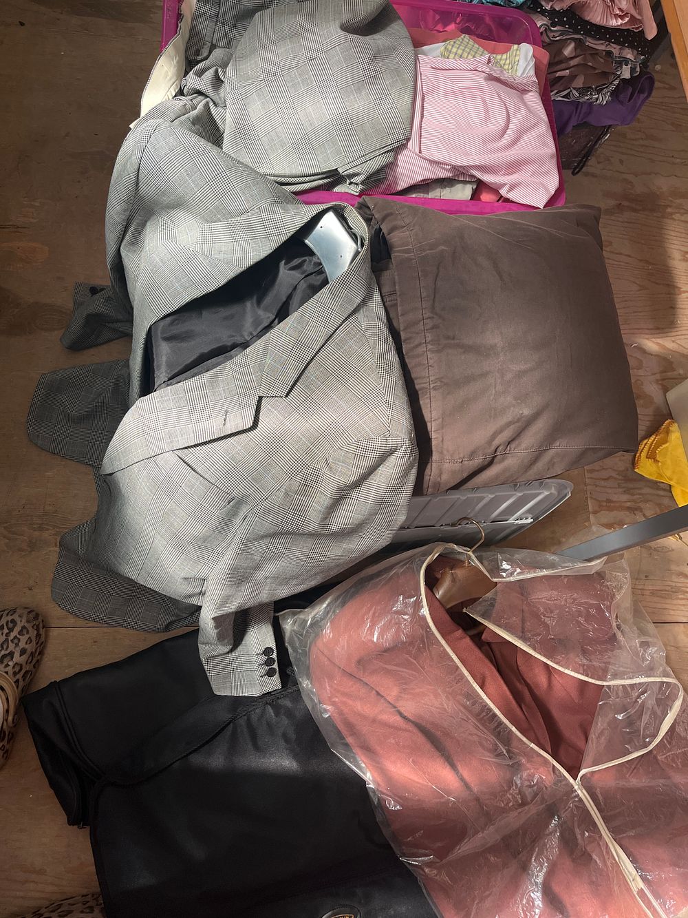 Lot 1041: An Assortment of Men's Formal and Casual Wear with Tu and Astar Brand Items