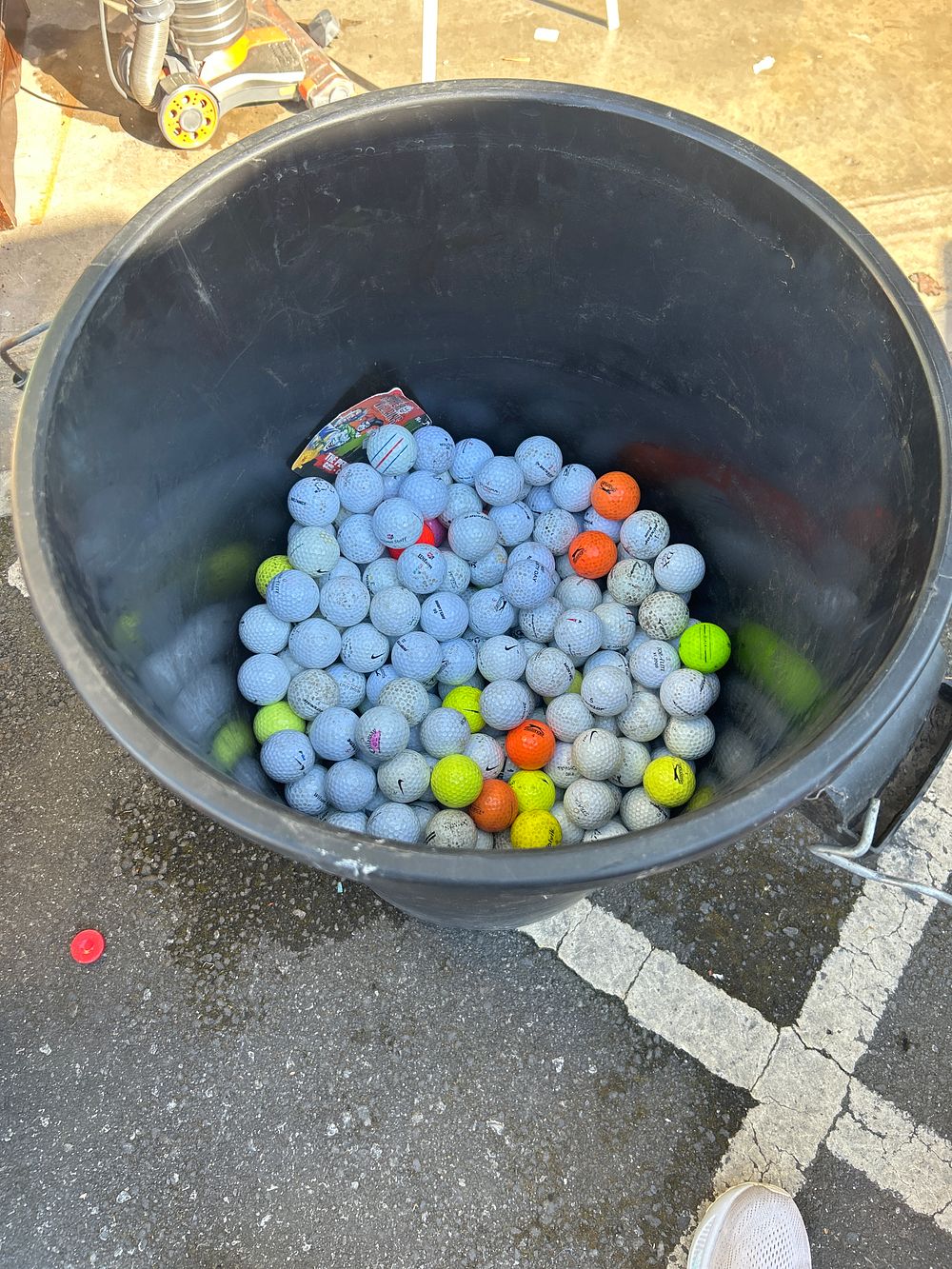 Lot 1178: An Assortment of Branded Used Golf Balls in a Plastic Bucket