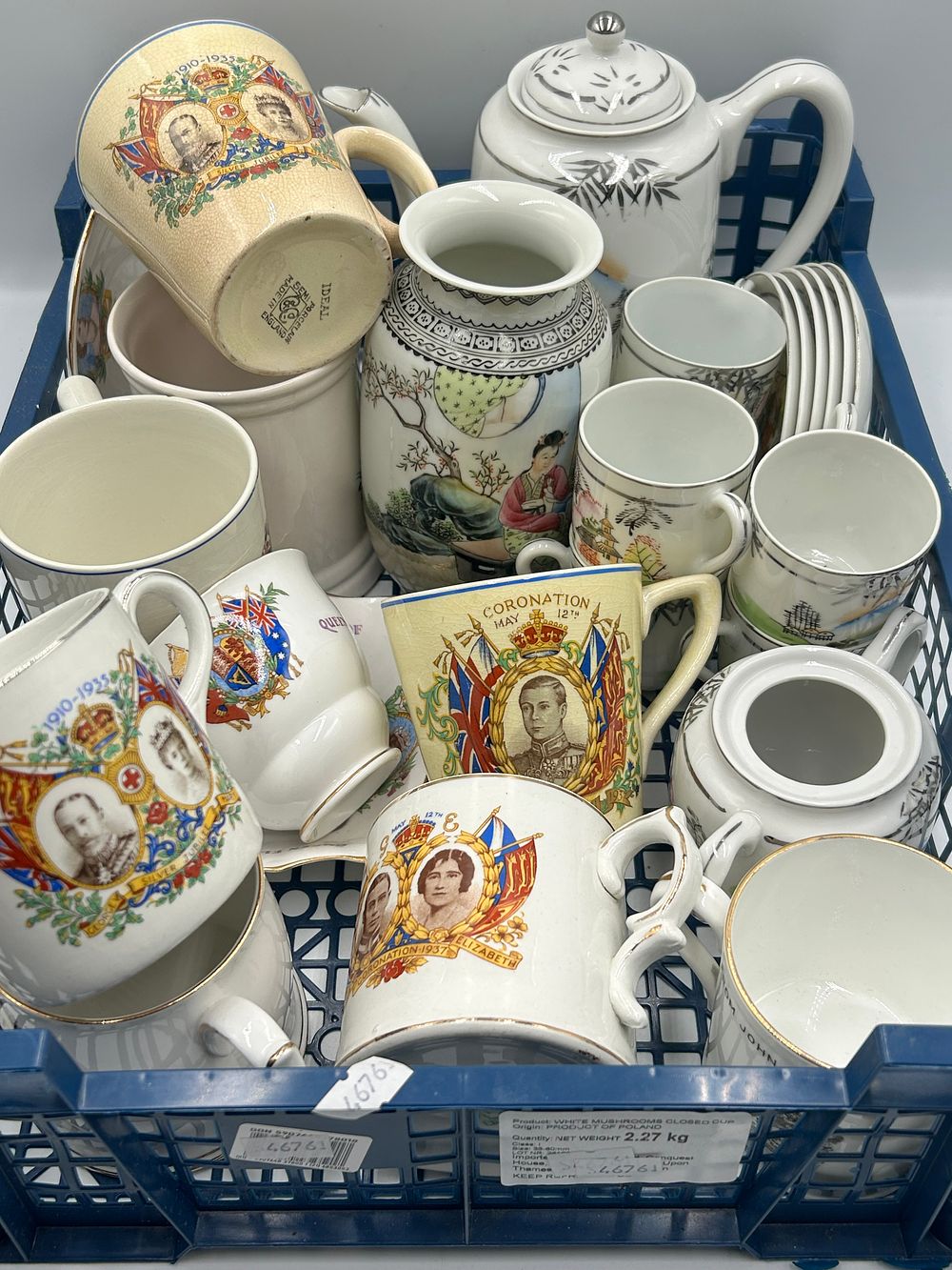 Lot 247: An Assortment of British Royal Commemorative and Decorative Ceramics