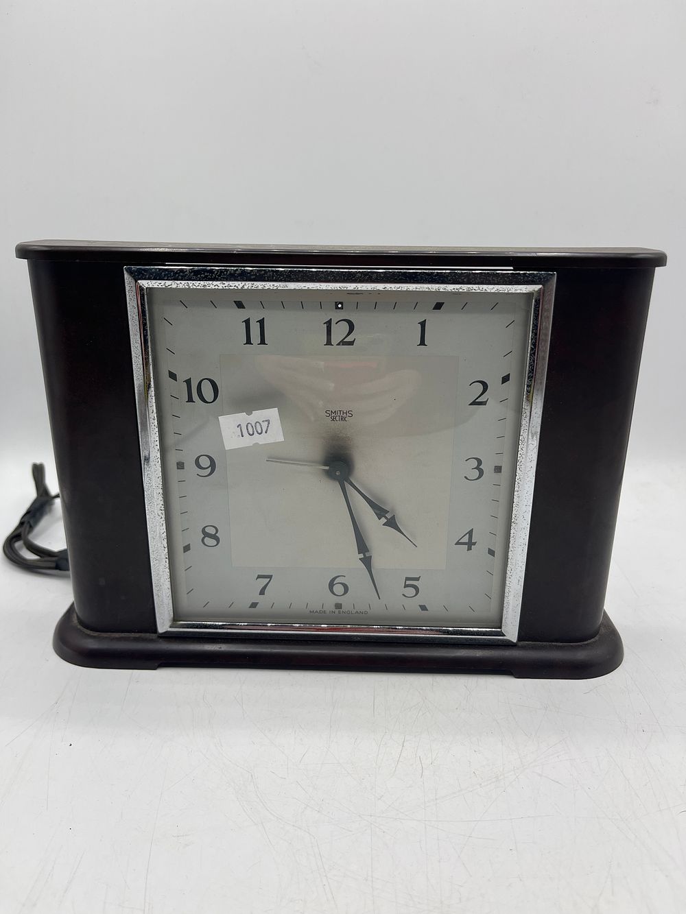 Lot 560: An Art Deco Smiths Sectric Bakelite Electric Mantel Clock