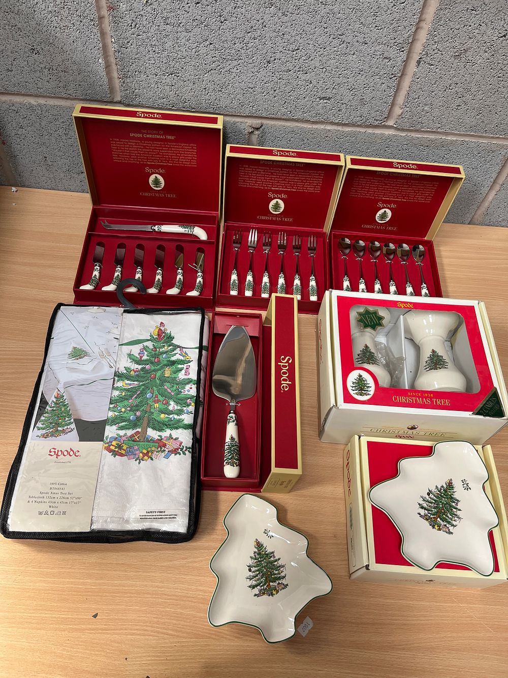 Lot 797: An Assortment of Spode Christmas Tree Tableware and Linens