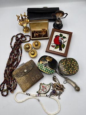 A Collection of Vintage Collectables and Costume Jewellery. An assortment of vintage and 