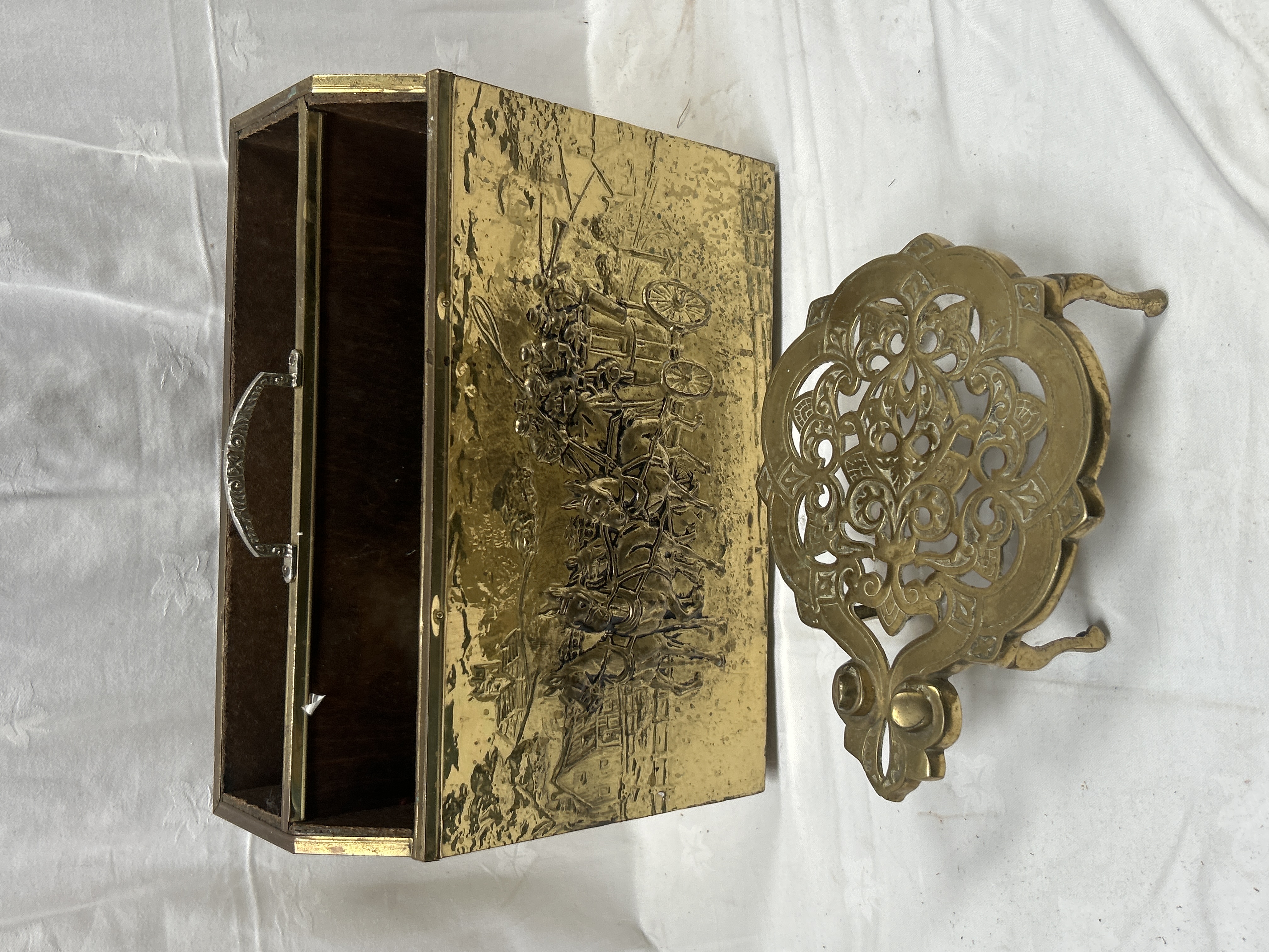TWO ITEMS OF BRASS DOMESTIC WARE COMPRISING A DECORATIVE BOX AND A CAST TRIVET