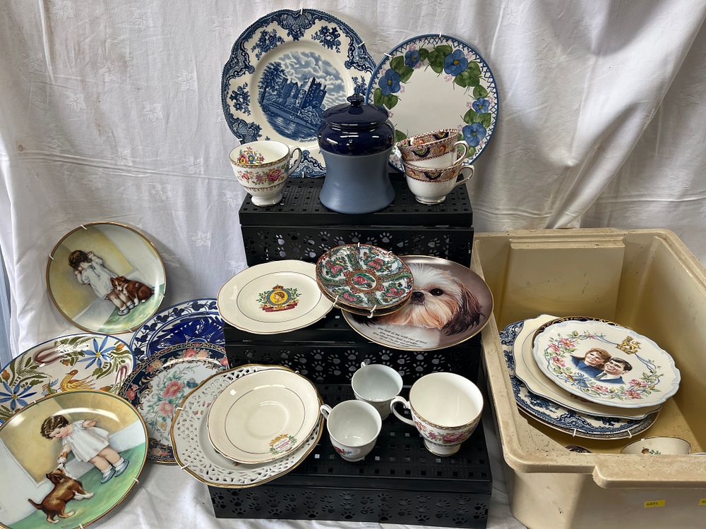 Lot 961: An Assortment of Decorative Ceramics including Royal Commemorative Wares Cabinet Plates and Teaware