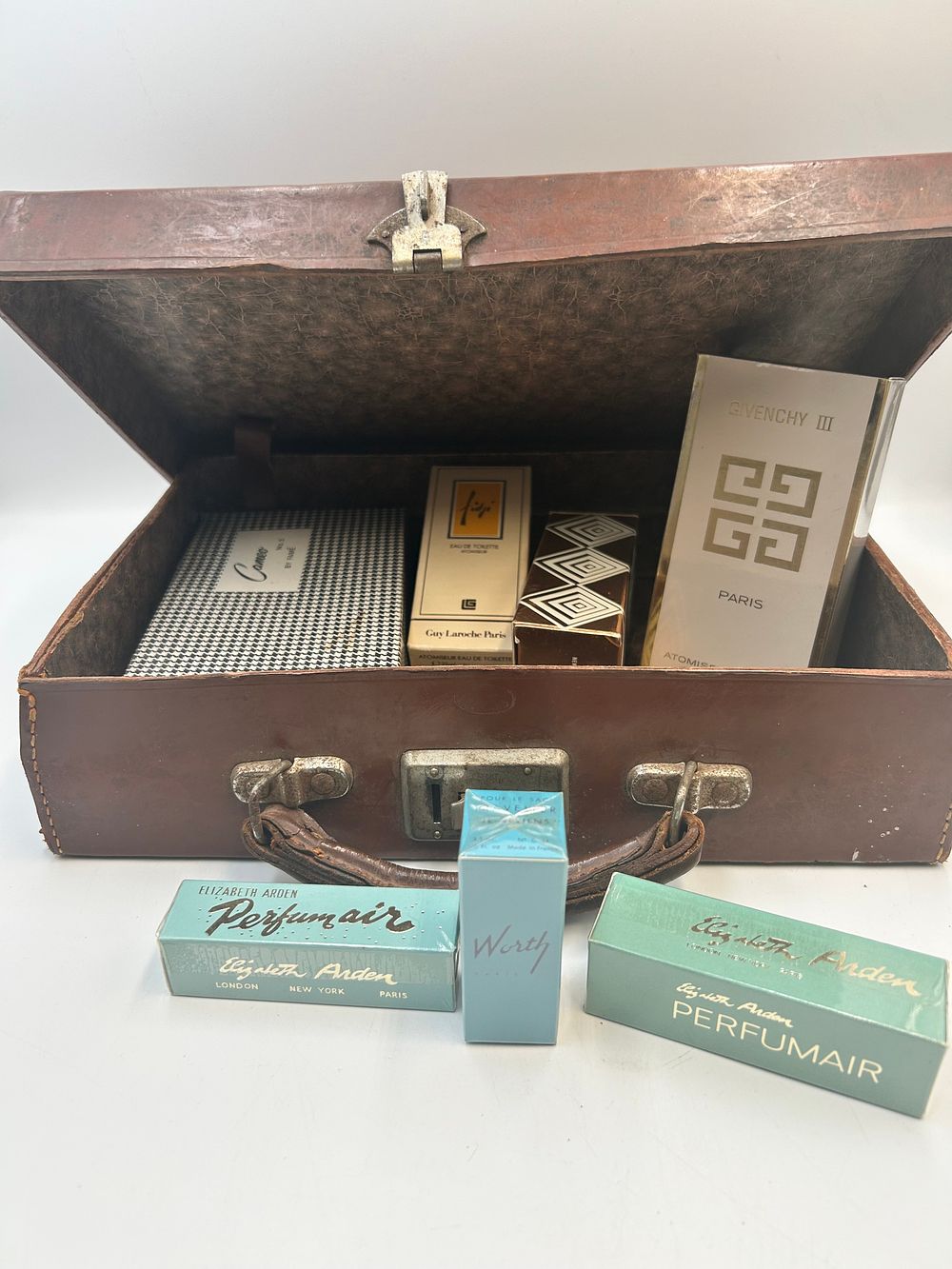 Lot 482: A Collection of Vintage Fragrances and Atomisers in a Mid-20th-Century Case