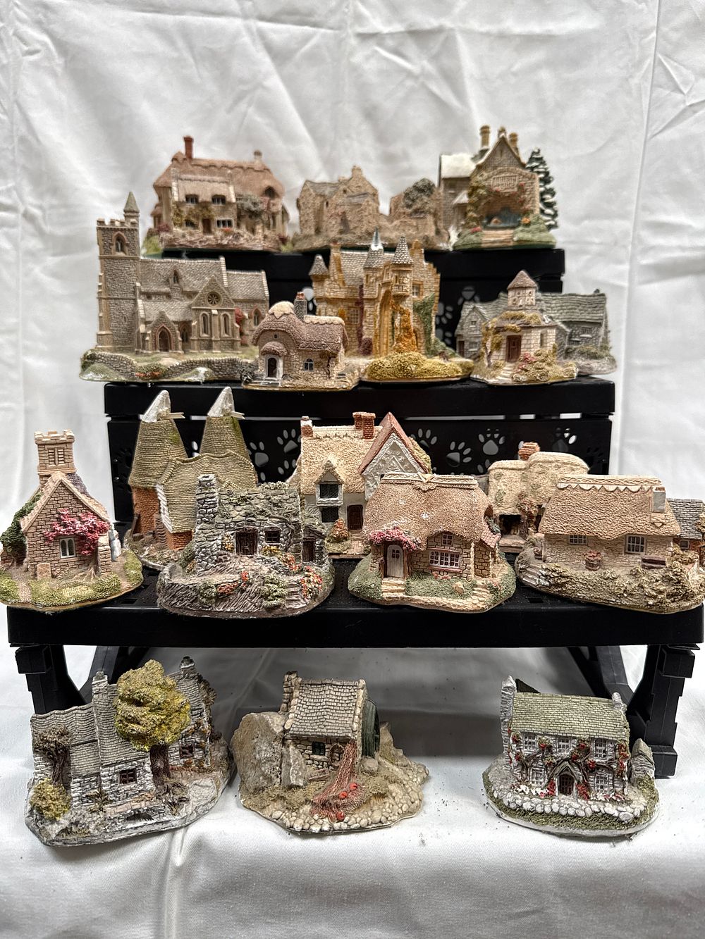 Lot 508: Lilliput Lane Resin Miniature Architectural Models, A Collection of 20