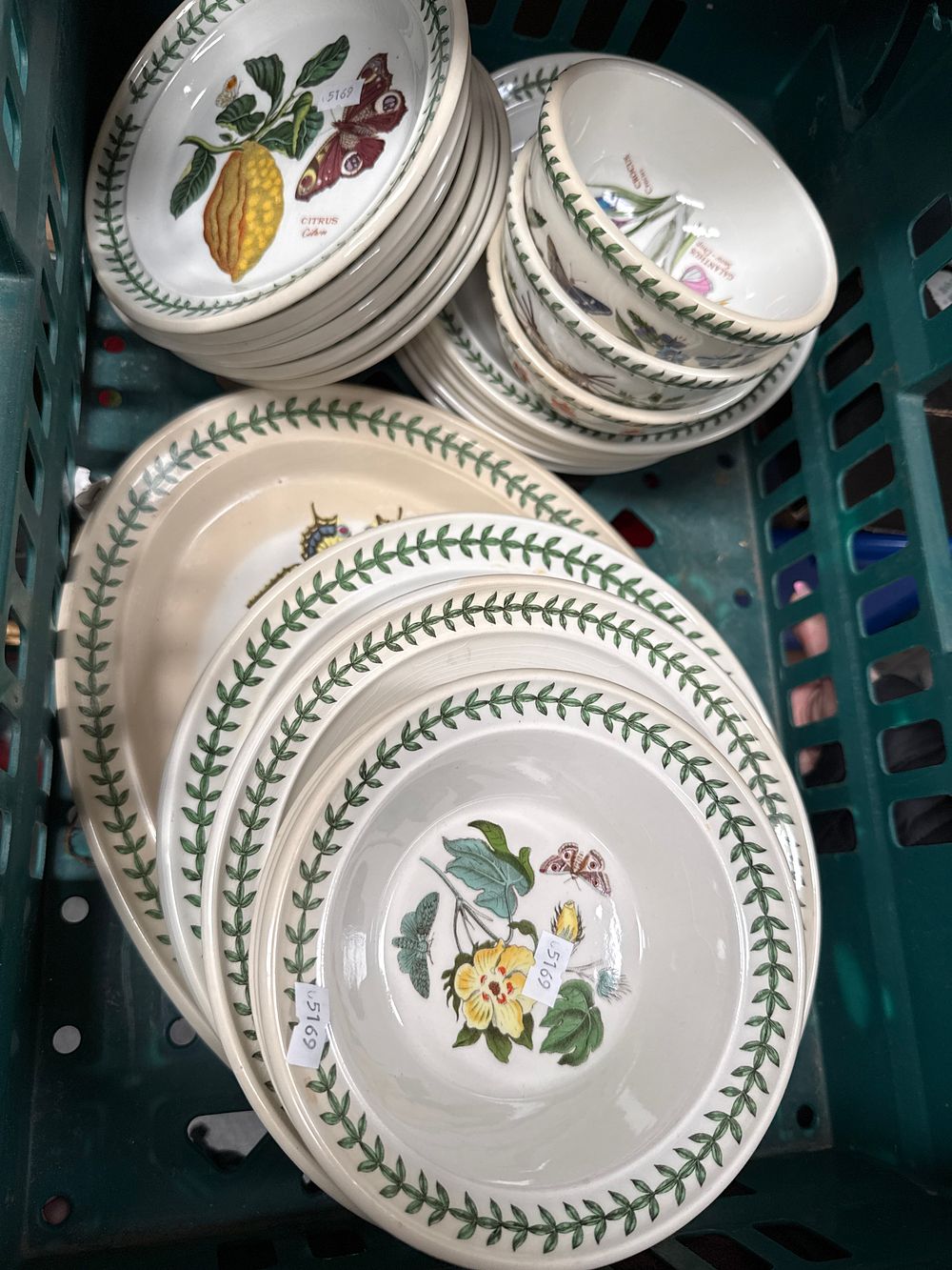 Lot 512: Portmeirion Botanic Garden Earthenware 31 Piece Tableware Service by Susan Williams-Ellis