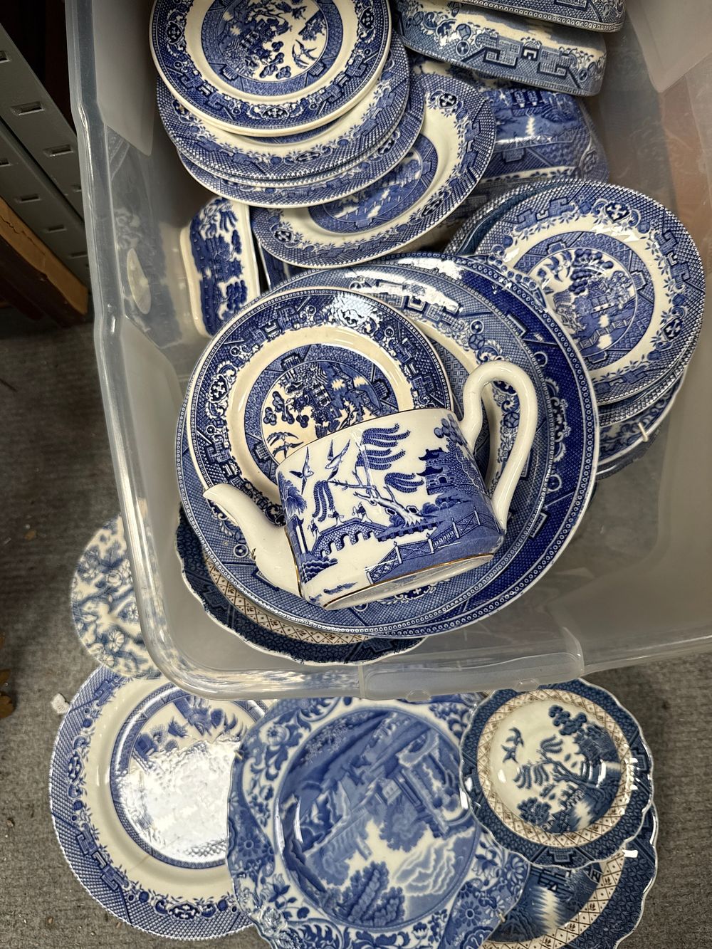 Lot 517: A Collection of Blue Willow Earthenware Tableware Minton? / Spode?