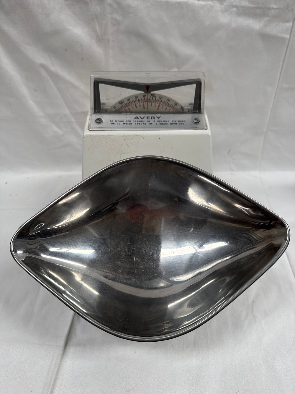 Lot 521: Avery White Enamel and Stainless Steel Dual-Unit Countertop Pendulum Scale