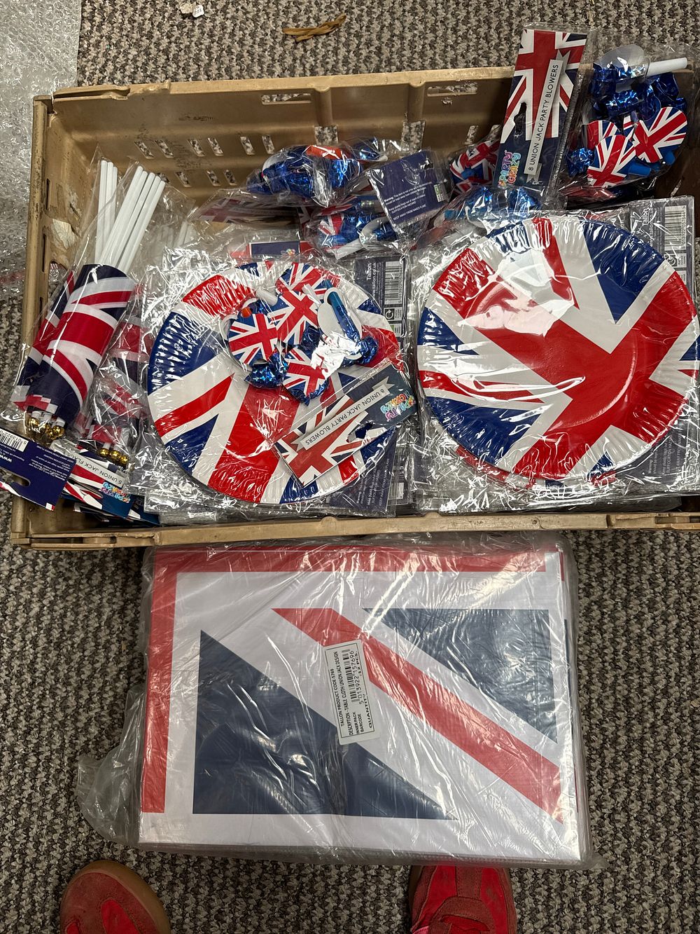 Lot 546: Tallon Plastic and Paper Union Jack Themed Party Decorations