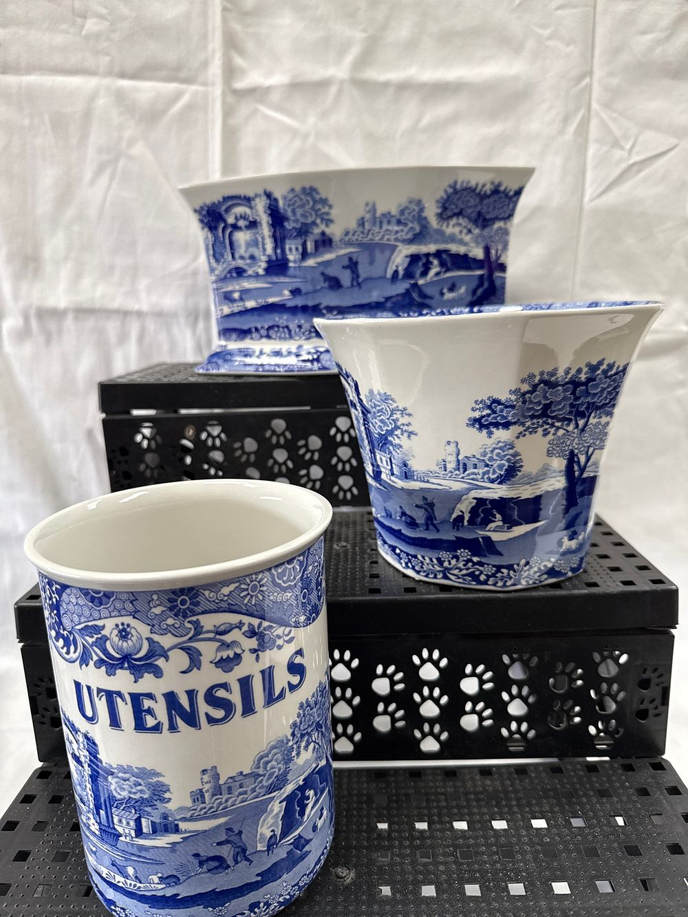 Lot 560: Spode Earthenware Blue Italian Pattern Kitchenware Collection