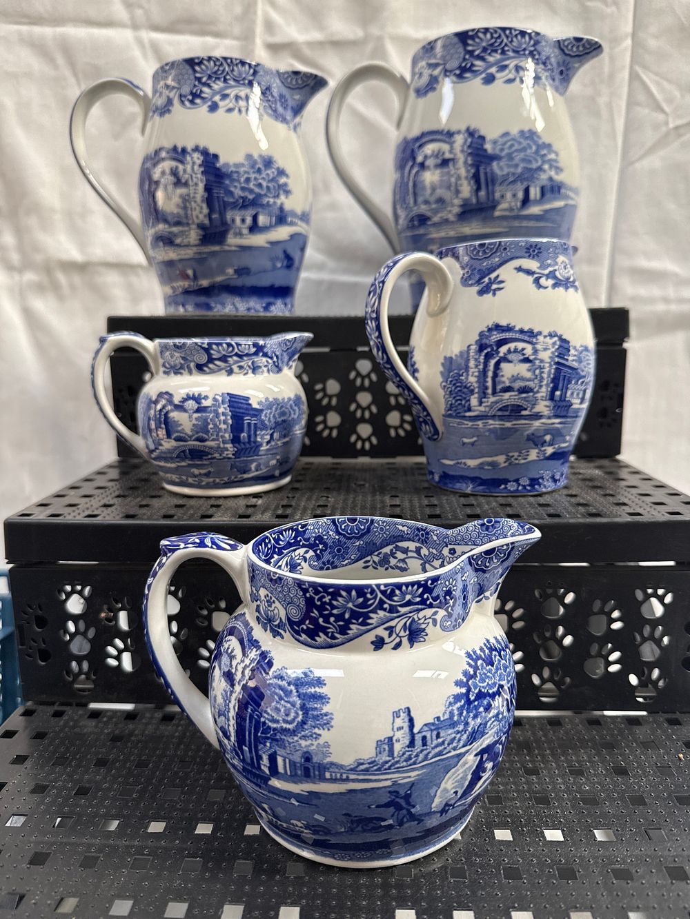 Lot 565: Spode Earthenware Blue Italian Pattern Graduated Jugs