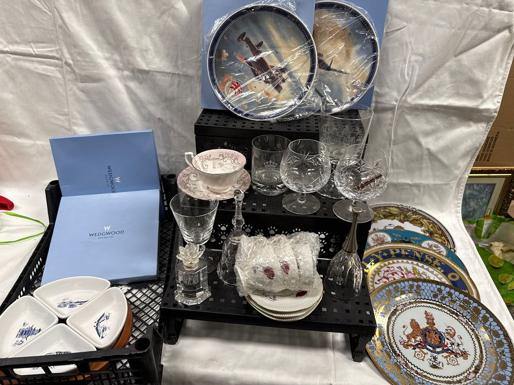 Lot 587: A Collection of Wedgwood Ceramic Glass and Royal Collection Tin Commemorative Objects