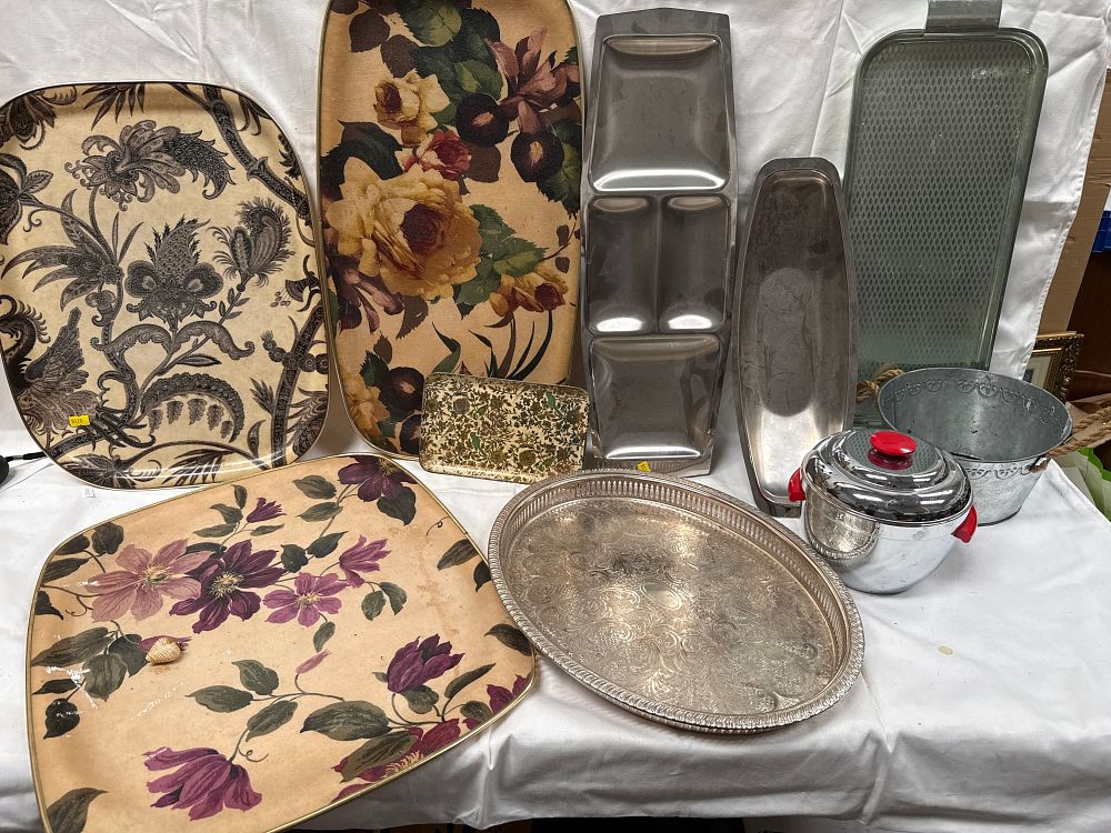Lot 615: A Collection of Mid-Century Modern? Style Fibreglass and White Metal Serving Ware