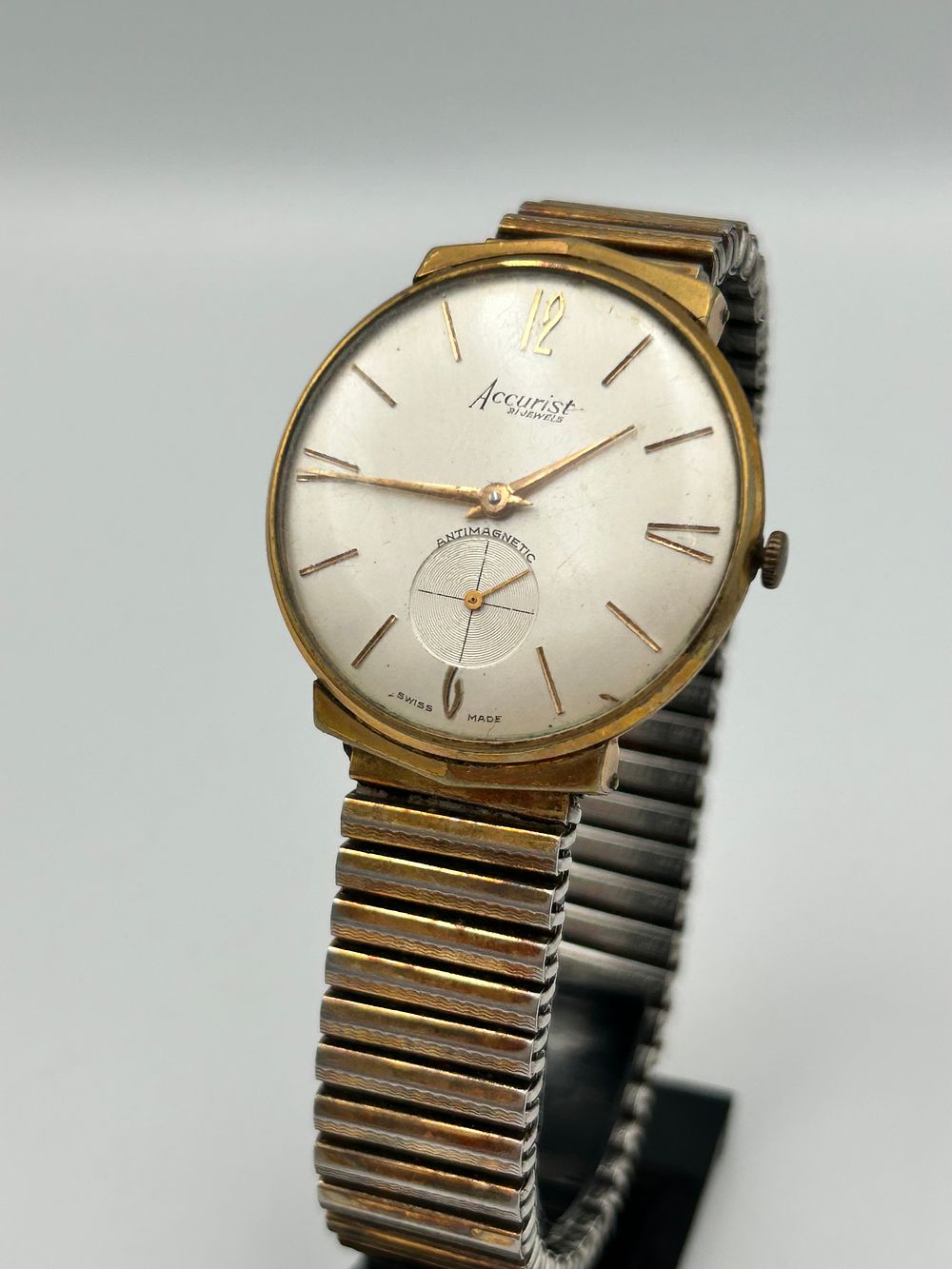 Lot 801: Accurist Gilt Metal Effect 21 Jewels Wristwatch with Sub-Seconds ,Running When Listed.