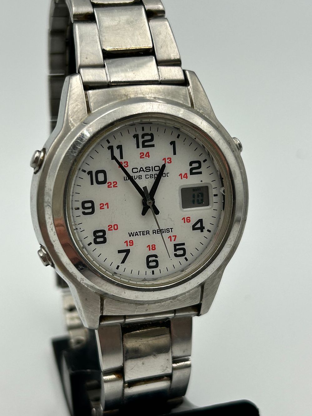 Lot 803: Casio Wave Ceptor White Metal Wristwatch WVQ-140A? Running When Listed.
