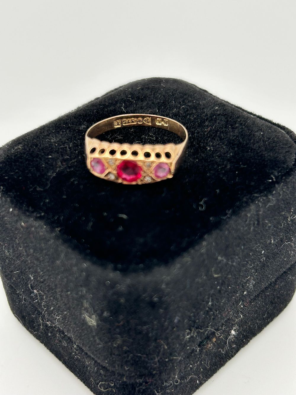 Lot 811: A George V 9ct Yellow Gold Bridge Ring by Levi & Salaman ?, Birmingham, 1919?, 1.55g