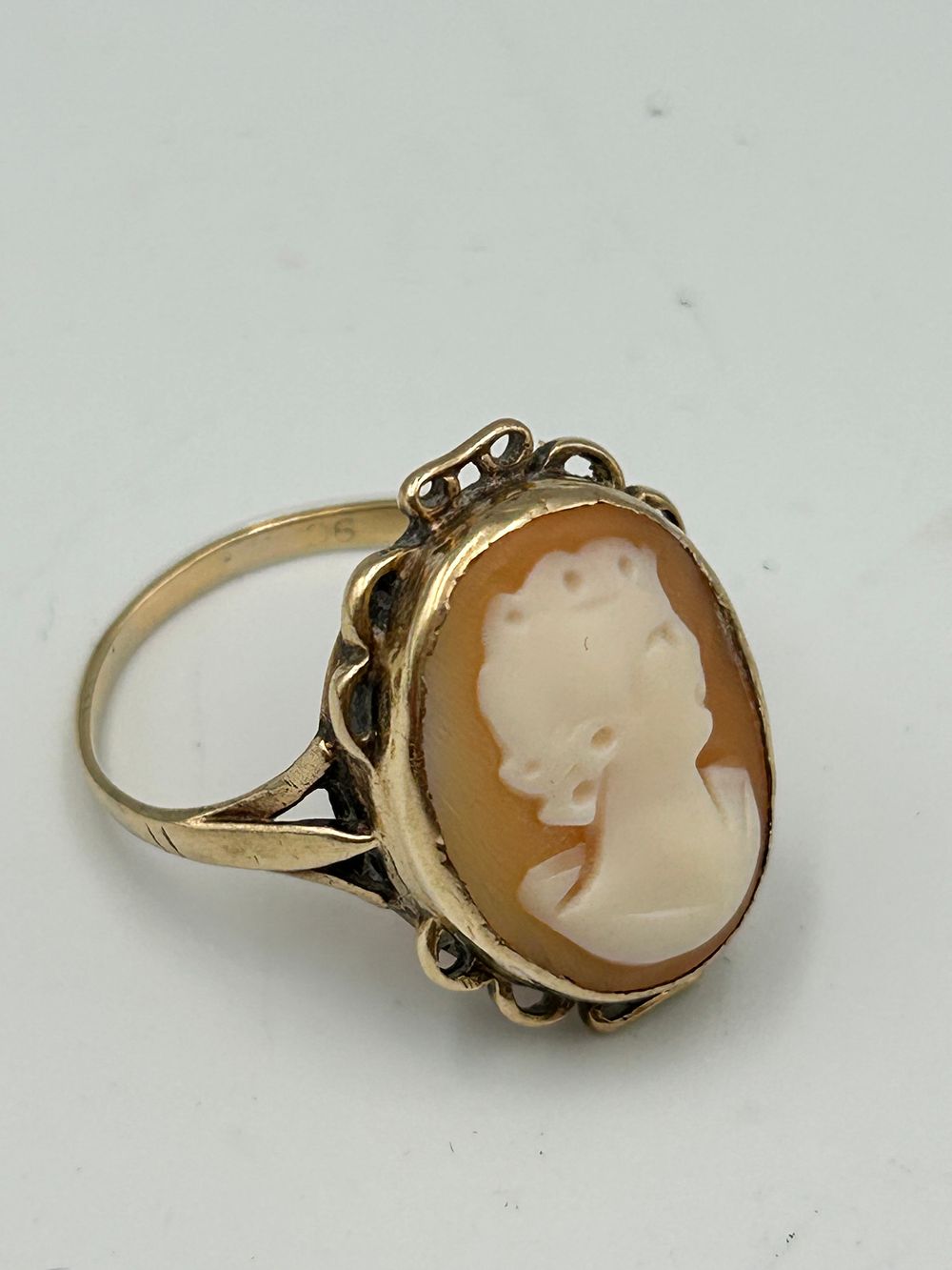 Lot 812: Late Victorian? 9ct Yellow Gold Shell Cameo Ring, 3.59