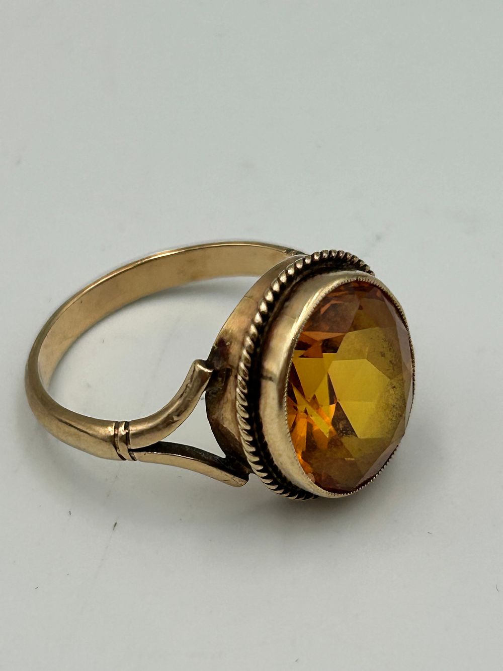 Lot 826: A Vintage? 9 Carat Yellow Gold and Citrine? Ring, 5.23g