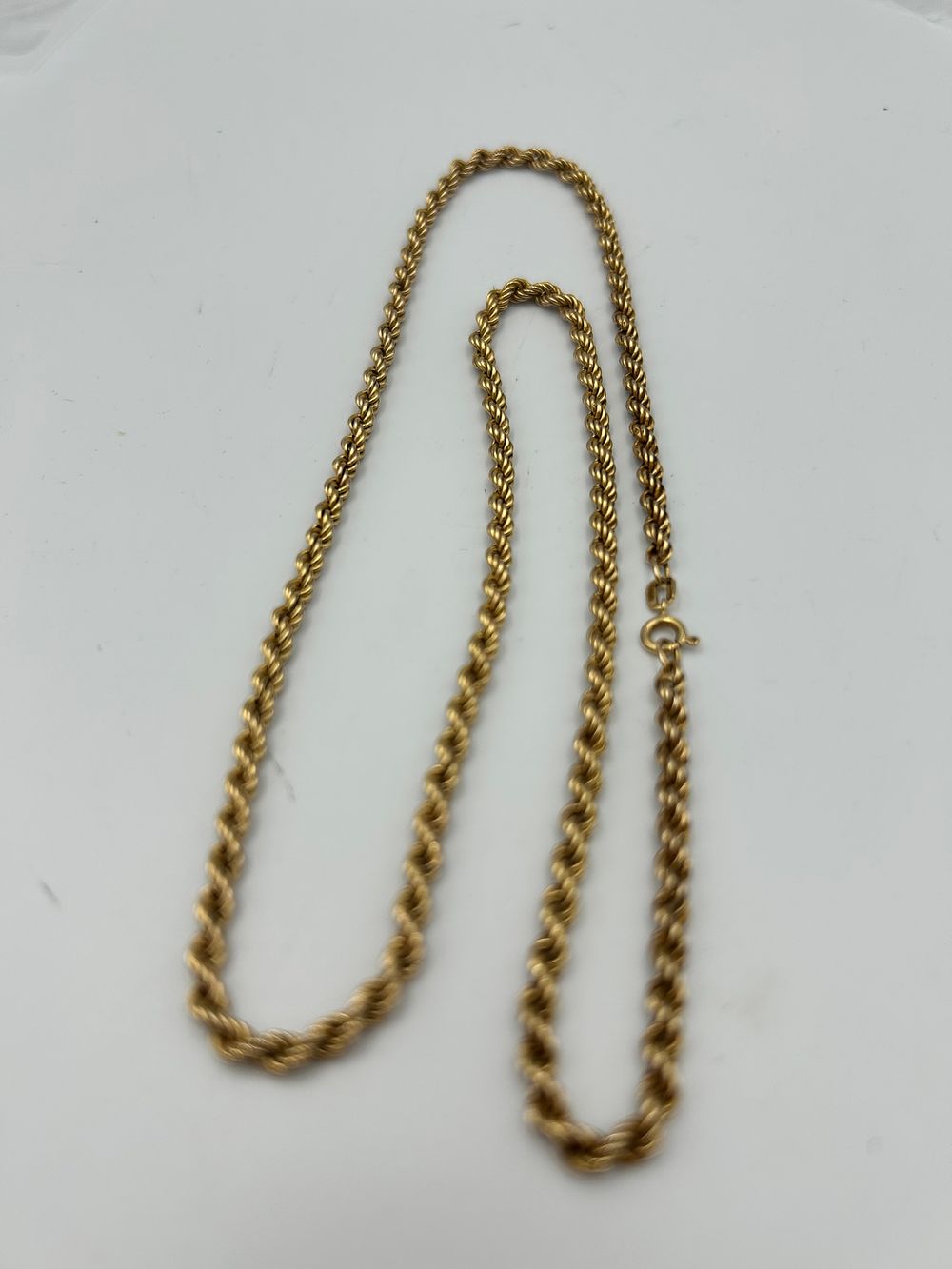 Lot 834: A 9 Carat Yellow Gold Rope Chain Necklace, 5.15g