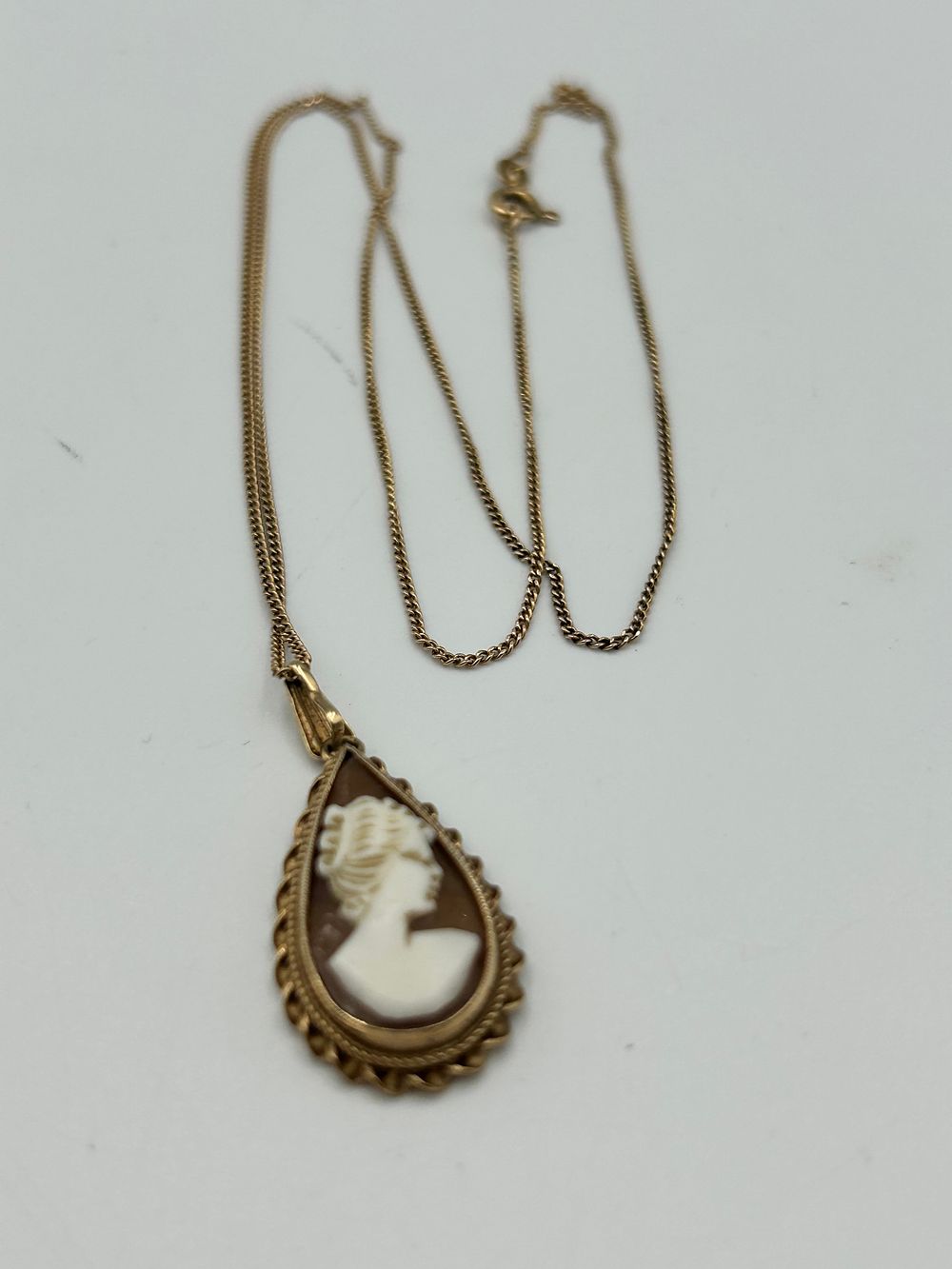Lot 835: A Vintage 9ct Yellow Gold Shell Cameo Pendant Necklace, 4.08g