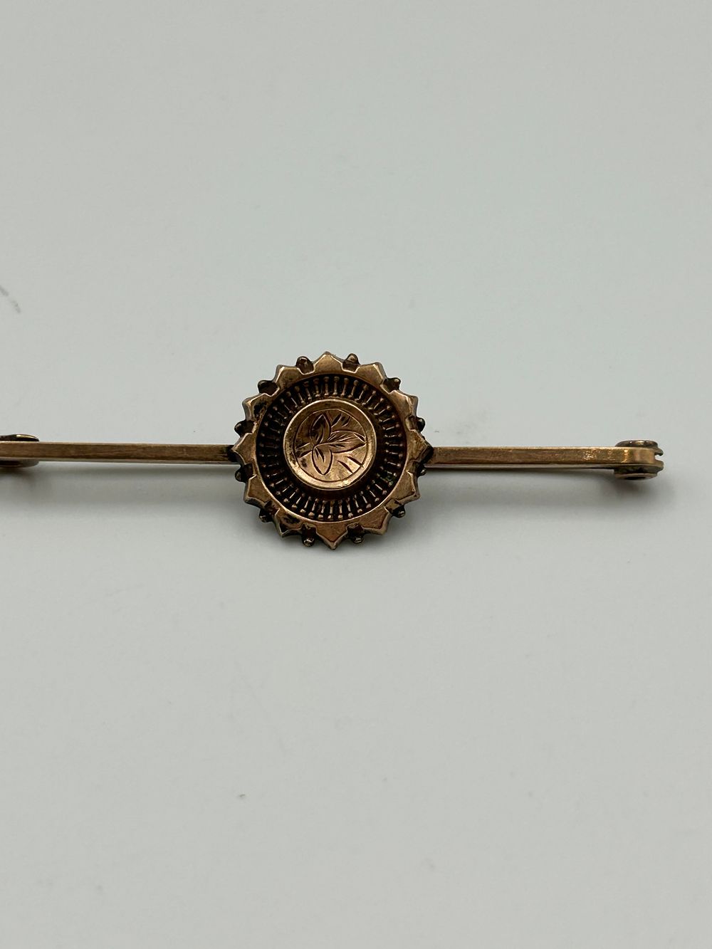Lot 837: Late Victorian? 9ct Gold Bar Brooch by M&W?, 3,5g