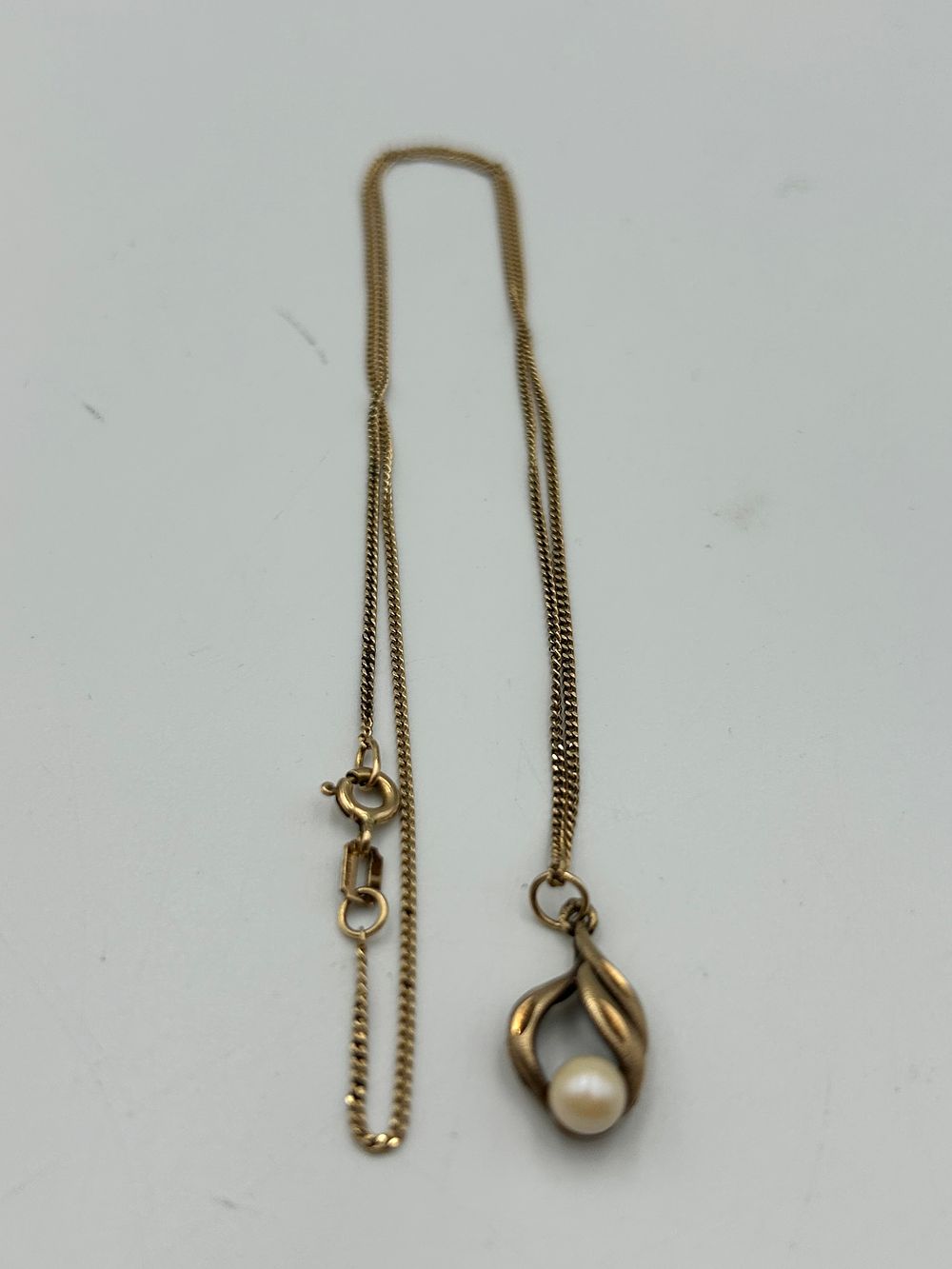 Lot 840: A 9ct Yellow Gold Necklace with a Pearl? Pendant, 2.85g