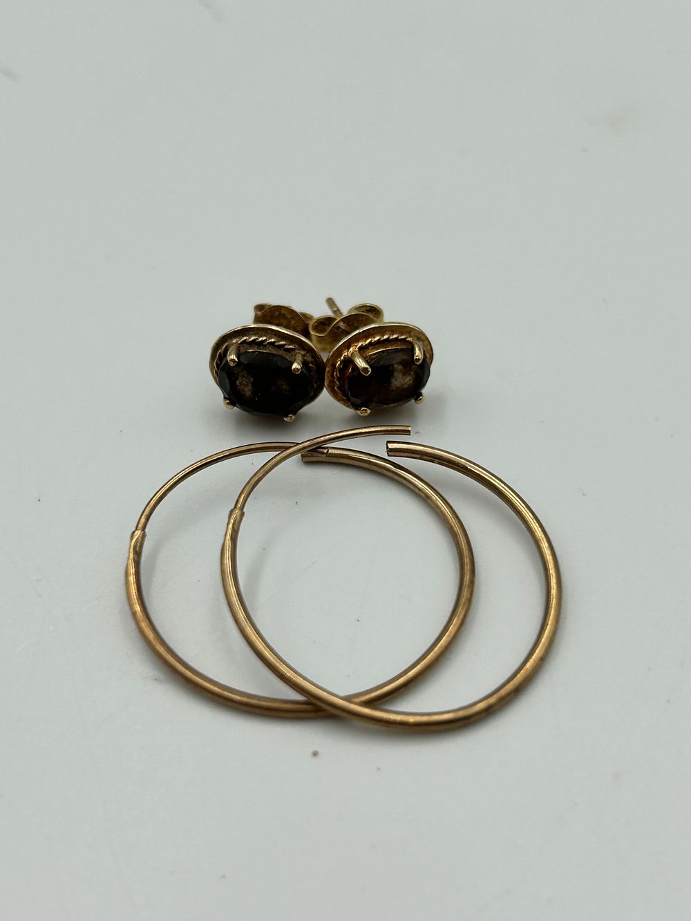 Lot 841: A Group of 9 Carat Yellow Gold and Dark Brown Stone Jewellery, 2.65g