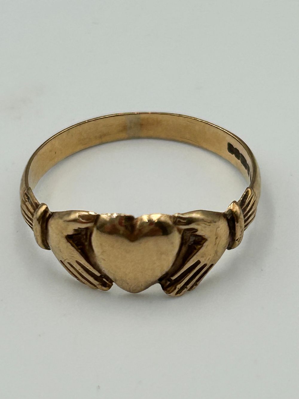 Lot 842: A 9ct Yellow Gold Claddagh Ring, Birmingham, Size M, 1.75g