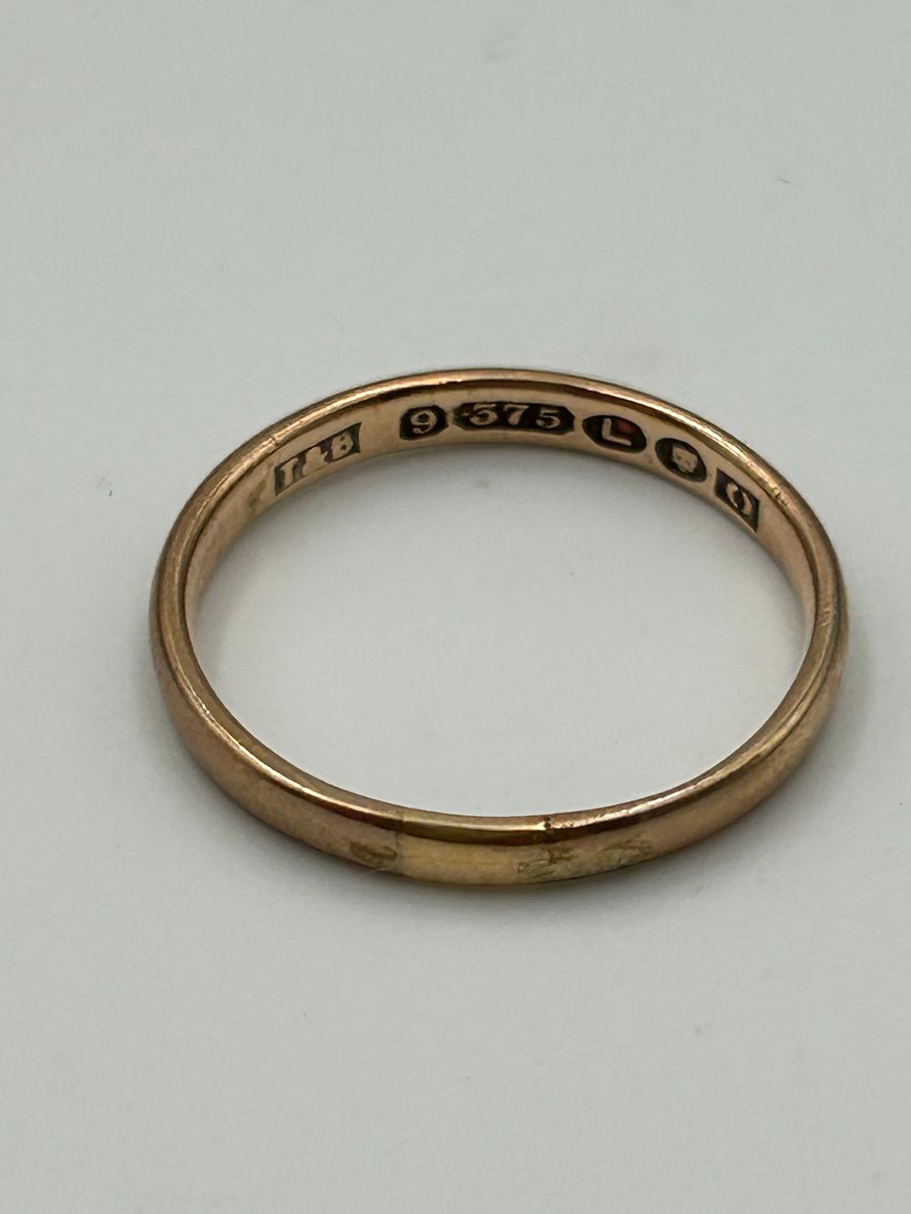 Lot 843: A 9ct Yellow Gold Wedding Band by L&B?, London, 1990, 1.70g