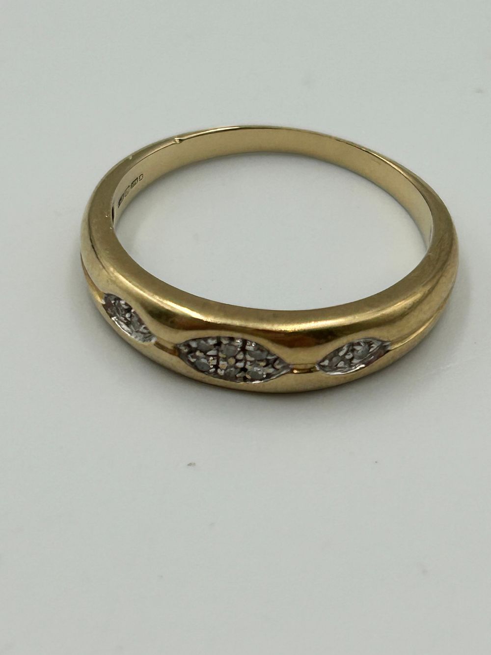 Lot 844: A 9ct Yellow Gold and Stone Set Ring by QD?, Birmingham, 2015, Size R, 2.67g