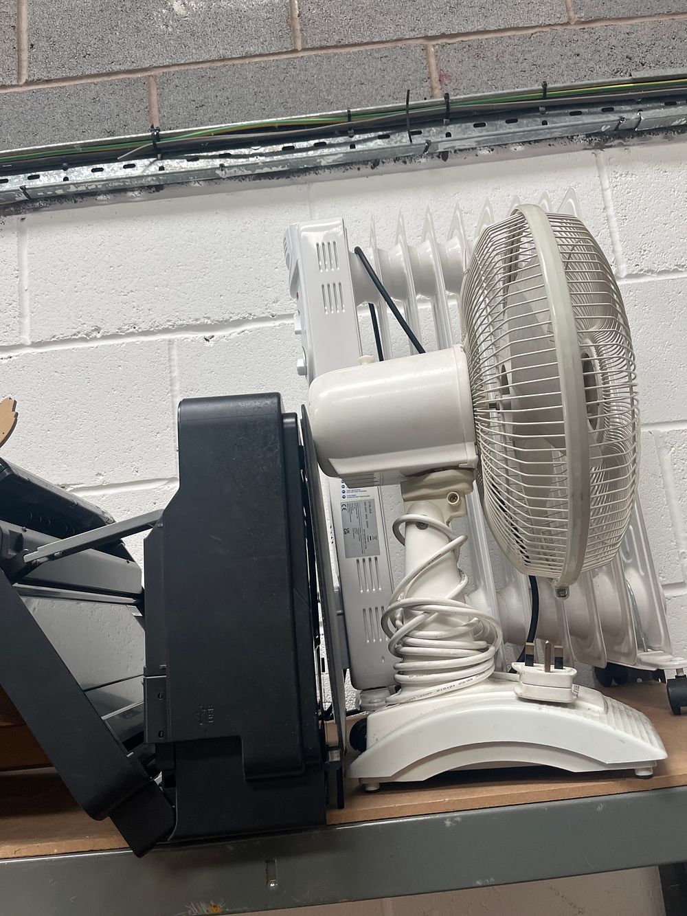 Lot 875: CYB L250 2000W White Oil-Filled Radiator and a Collection of Office Electricals