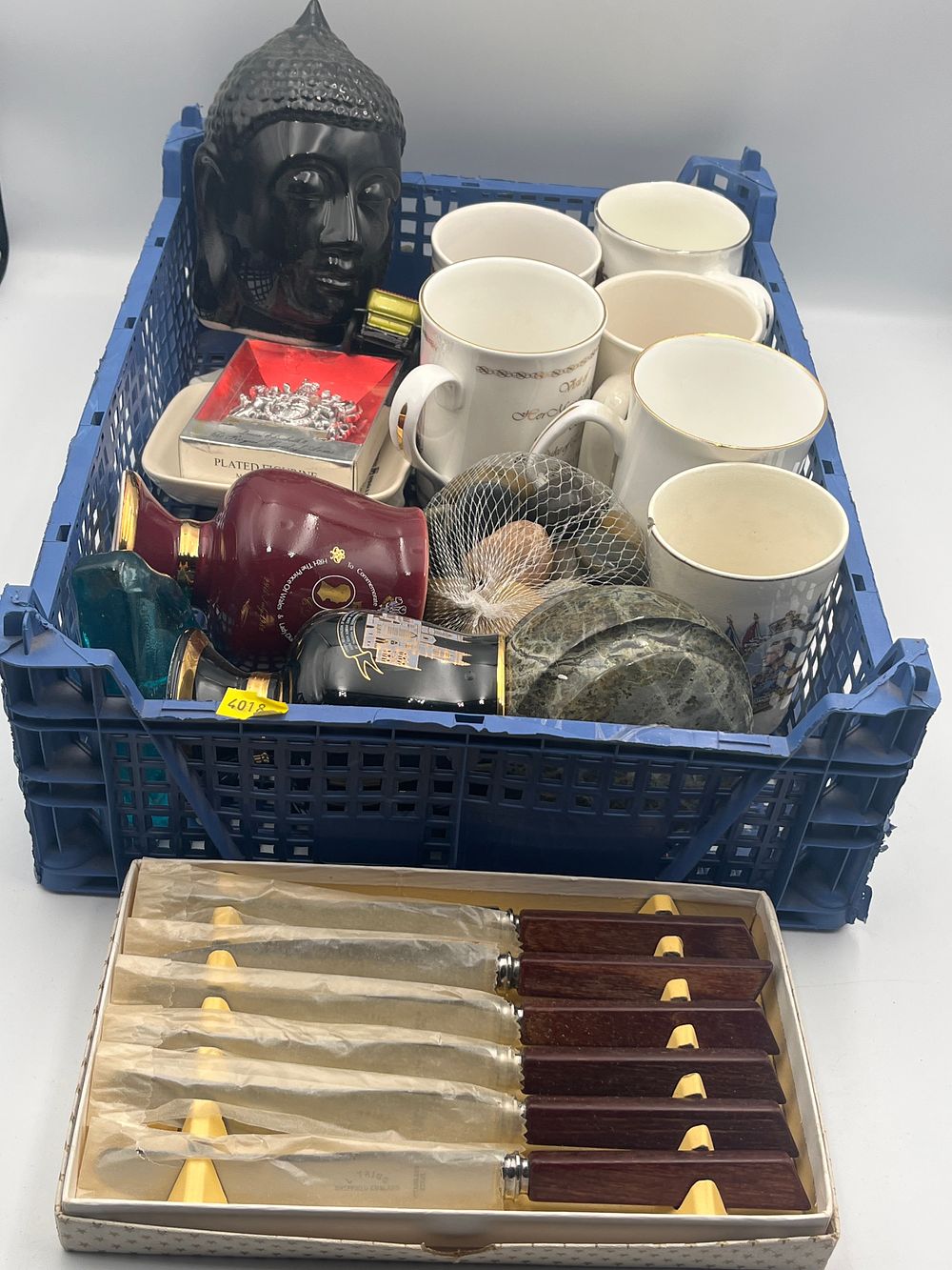 Lot 889: A Collection of British Royal Commemorative Ceramics and Decorative Household Items