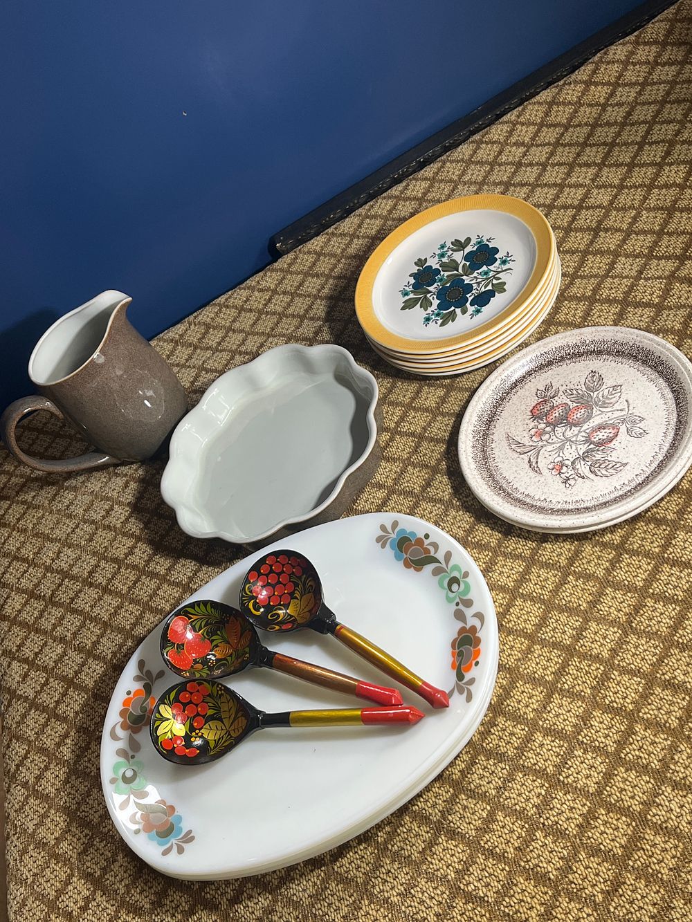 Lot 900: Mid-Century? Mixed Ceramic Tableware and Denby