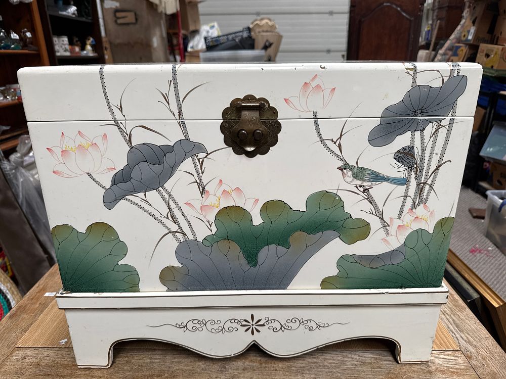 Lot 909: A Late 20th Century? White Lacquered Wood Chinoiserie Storage Chest