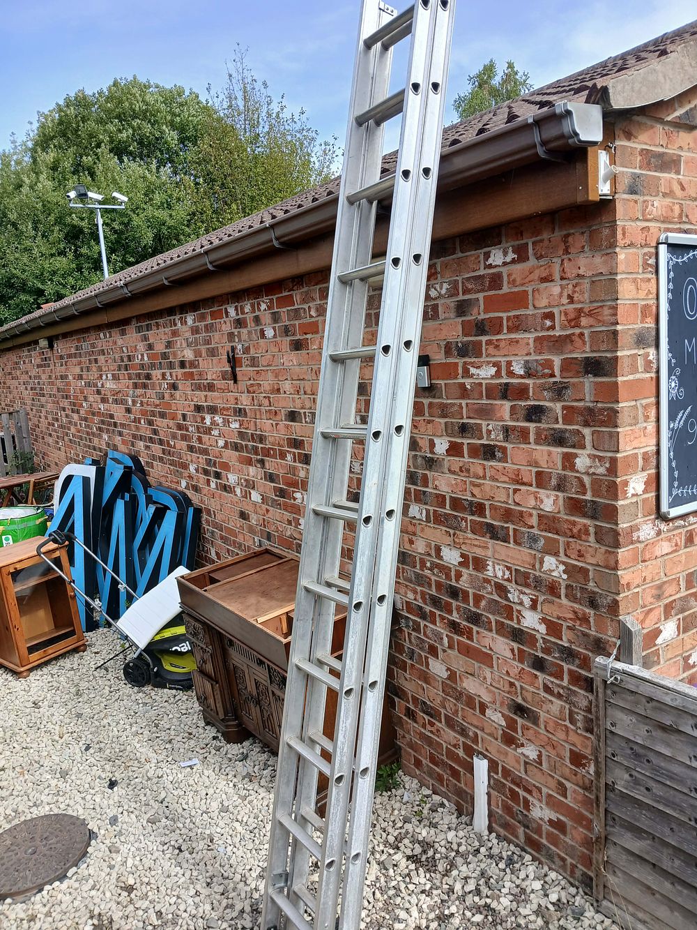 Lot 962: An Aluminium? Triple Section Extension Ladder