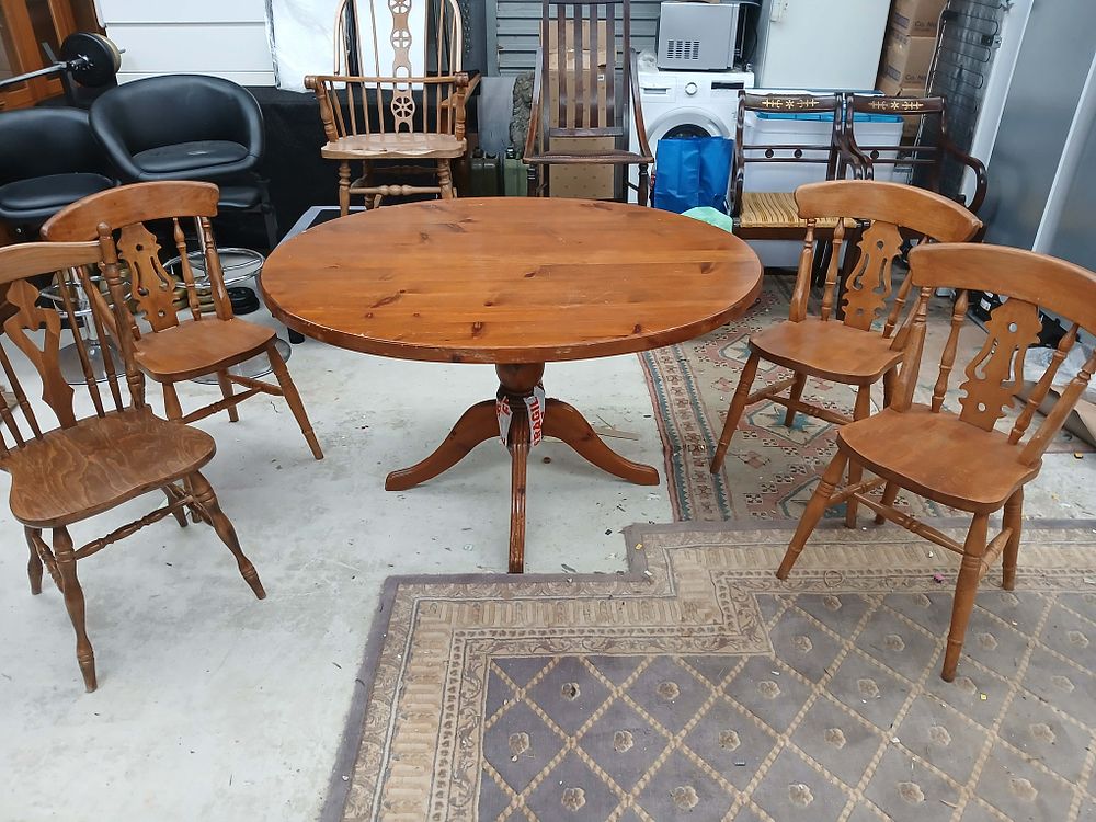 Lot 986: A Traditional Style Pine Circular Pedestal Dining Table and Set of Four Chairs