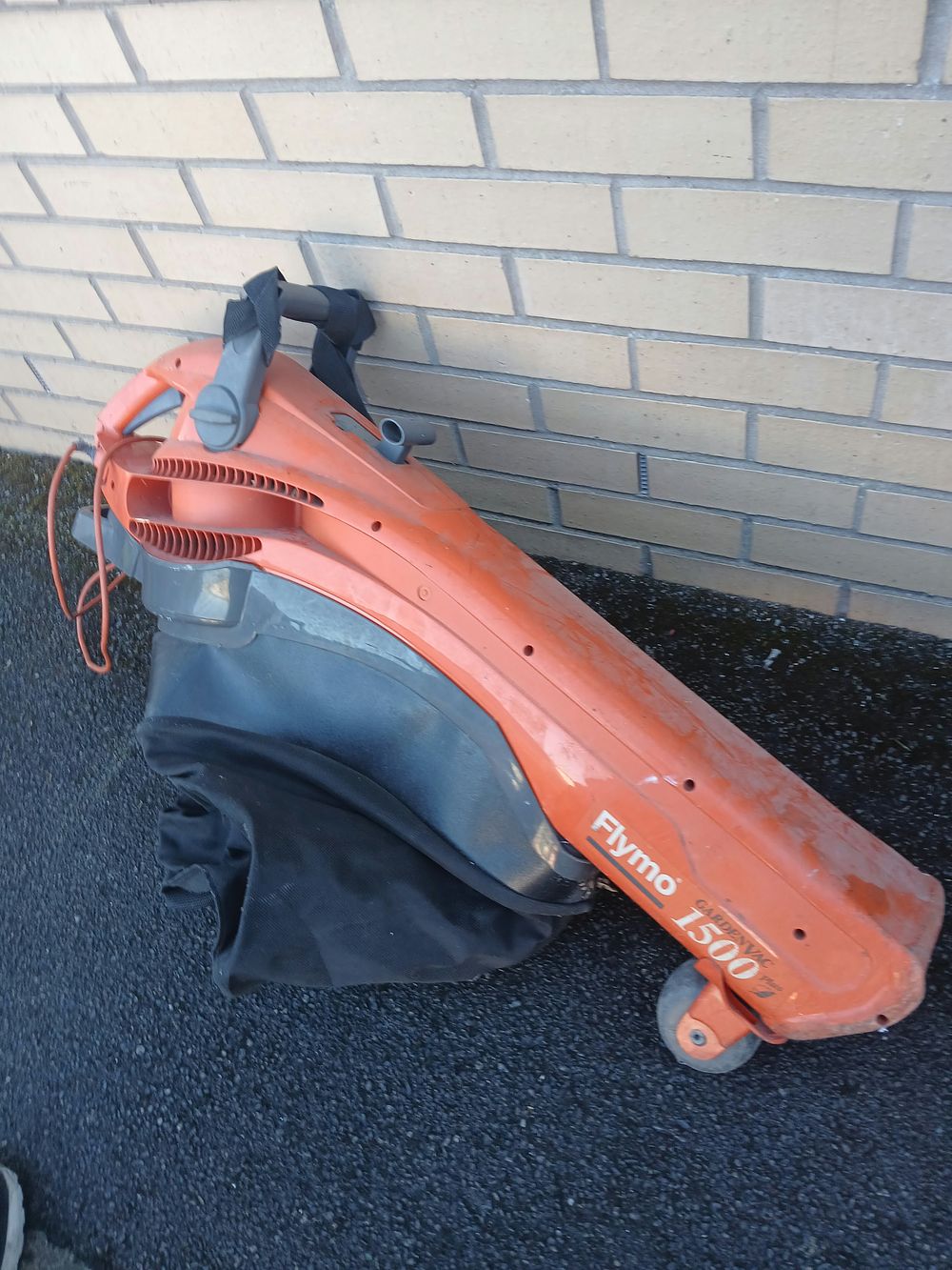Lot 14: Flymo GardenVac 1500 Plus Electric Garden Vacuum and Blower
