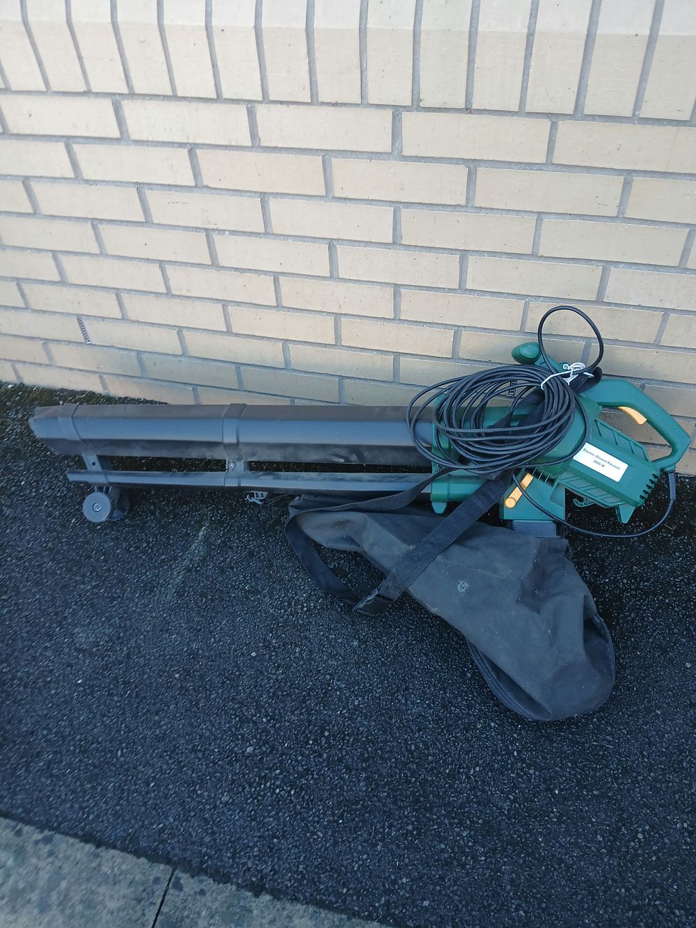 Lot 15: Electric Blower Vacuum