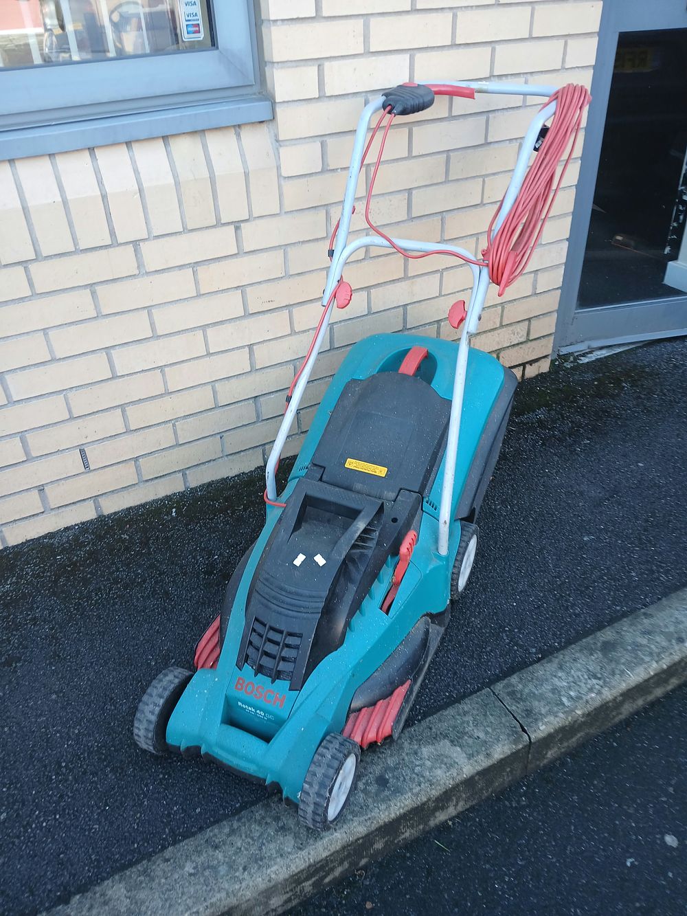 Lot 16: Bosch Rotak 40 GC Electric Rotary Lawn Mower