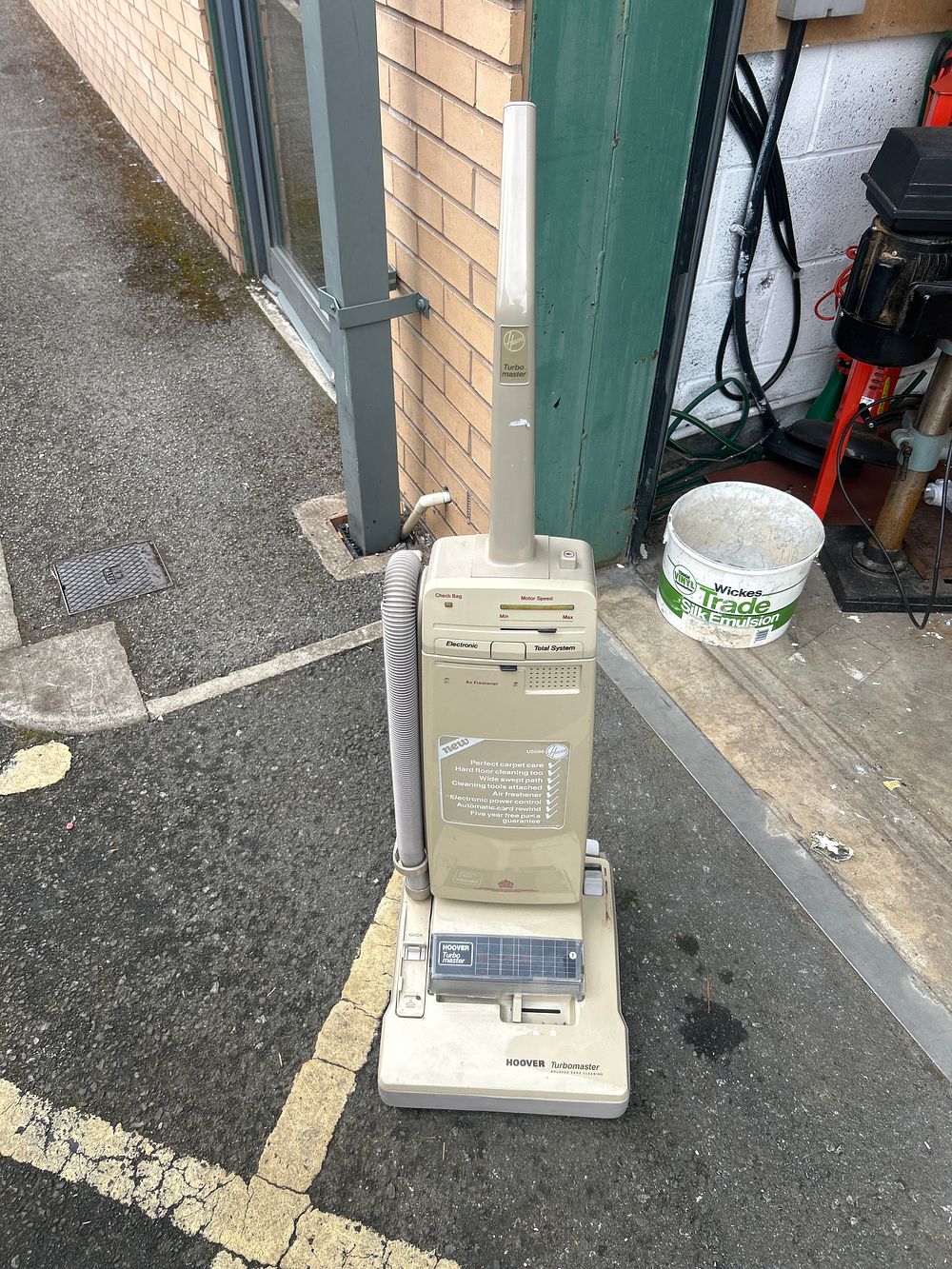 Lot 42: Hoover Turbomaster U5096 Bagged Upright Vacuum Cleaner