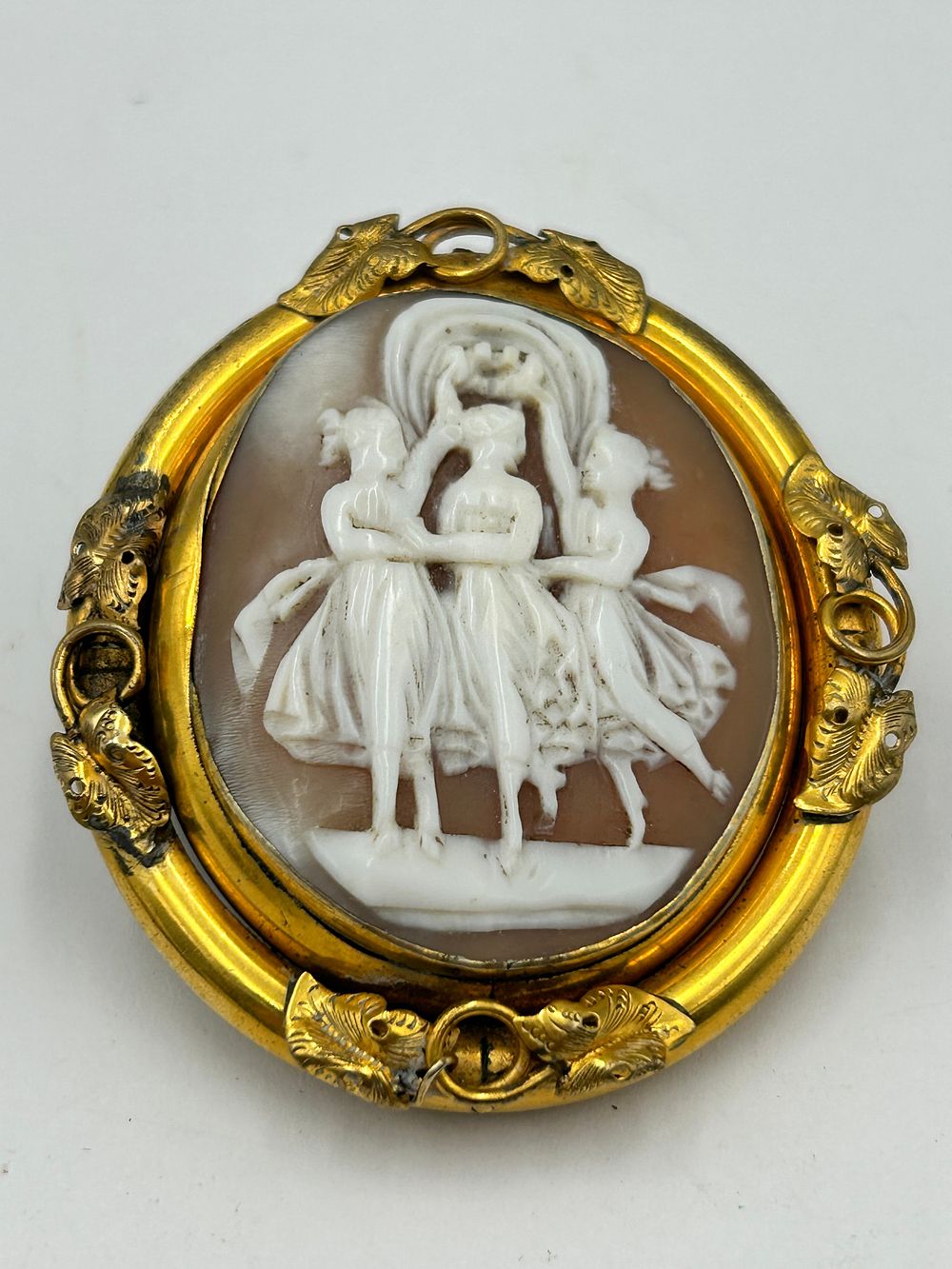 Lot 99: Victorian Gilt Metal Effect Swivel Locket Brooch with Shell Cameo